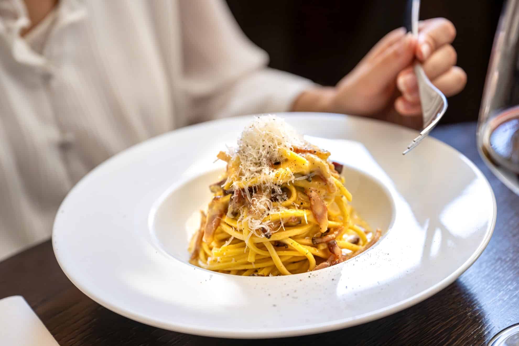 Spaghetti-alla-chitarra-sauce-carbonare-au-guanciale